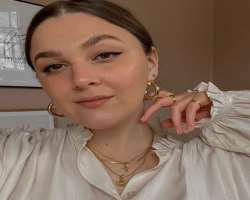 Coburn endorses Daisy jewellery and Missoma London though her Instagram.